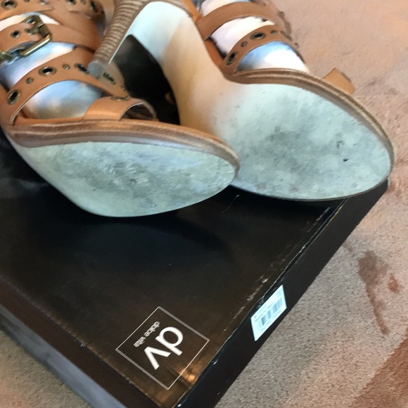 Dolce Vita Natural Leather Sandals. Size 9 - Picture 6 of 6